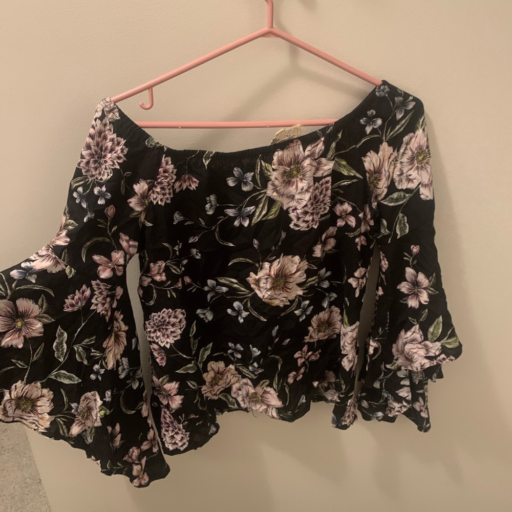 Flower off the shoulder shirt Wide sleeves